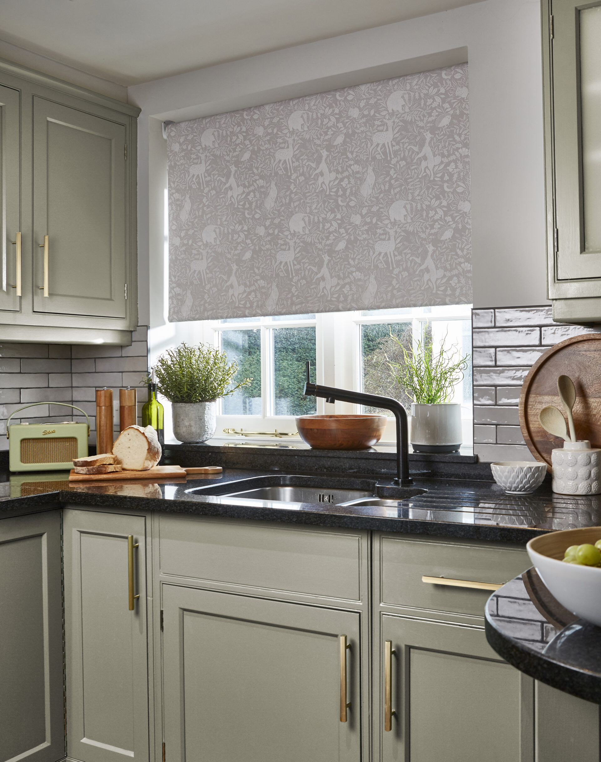 Country kitchen roller blind